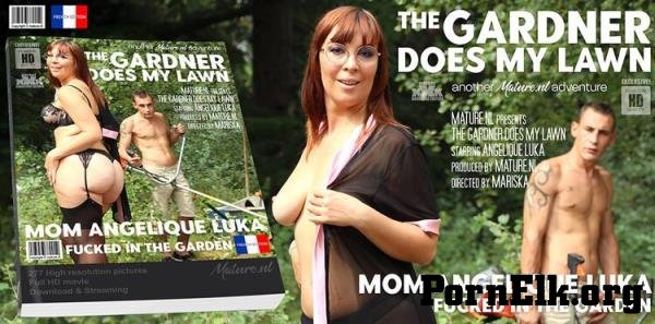 Angelique Luka (EU) (31) - This gardner gets to plow the lawn from a hot mom in the garden (Mature.nl) [FullHD 1080p]
