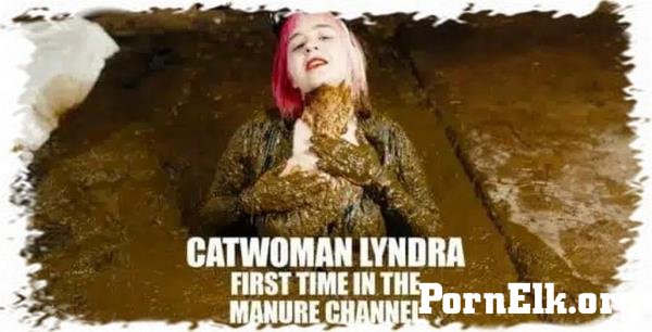 Lyndra Lynn - Catwoman Lyndra first time in the manure channel [HD 720p]