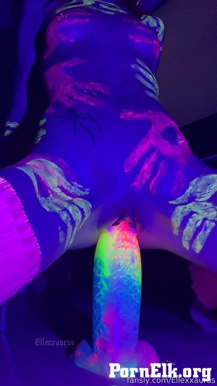 Ellexxaurus - UV light and paints feels so trippy I loveee it and the dildo is huge [2K 3840p]