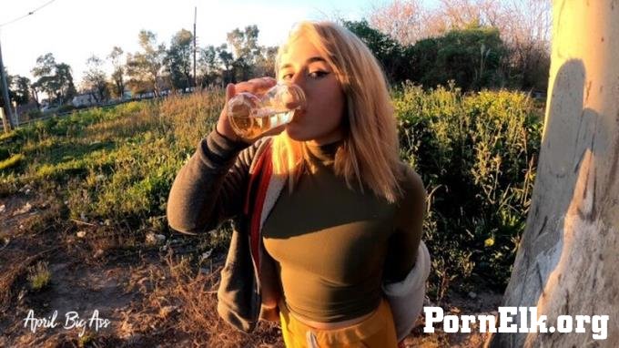April BigAss - Drinking pee in public, risky through the streets of the city, countryside and gardens! 4k 60fr REAL [FullHD 1080P]