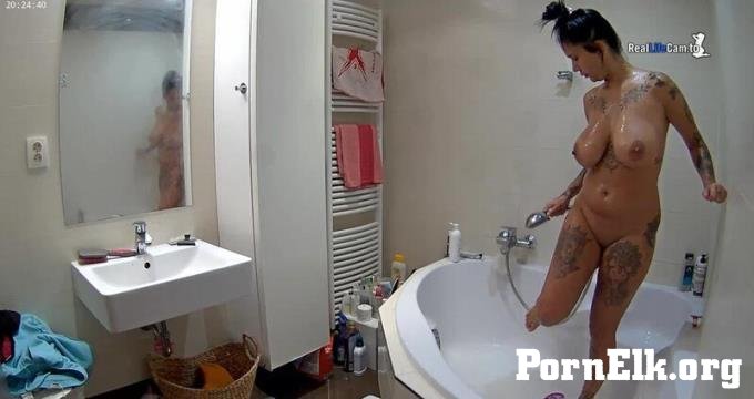 Reallifecam - Linda Wash And Tub Her Pussy 21.09.2025 [FullHD 1016P]