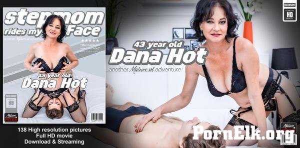 Dana Hot (43), Stefan (21) - 43 year old stepmom Dana Hot is riding her stepson's fetish loving face right in his bed! [FullHD 1080p]