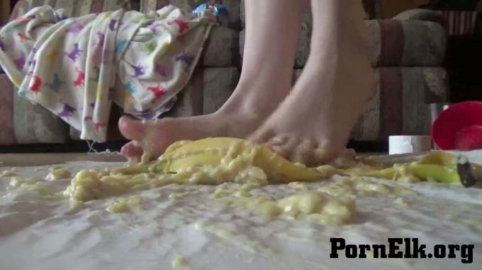 - CurvyElvishGirl - Banana Stomping Messy Feet  [HD 720]