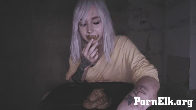 - DirtyBetty � This ghoul dives into her stinky shit!  [HD 1280]