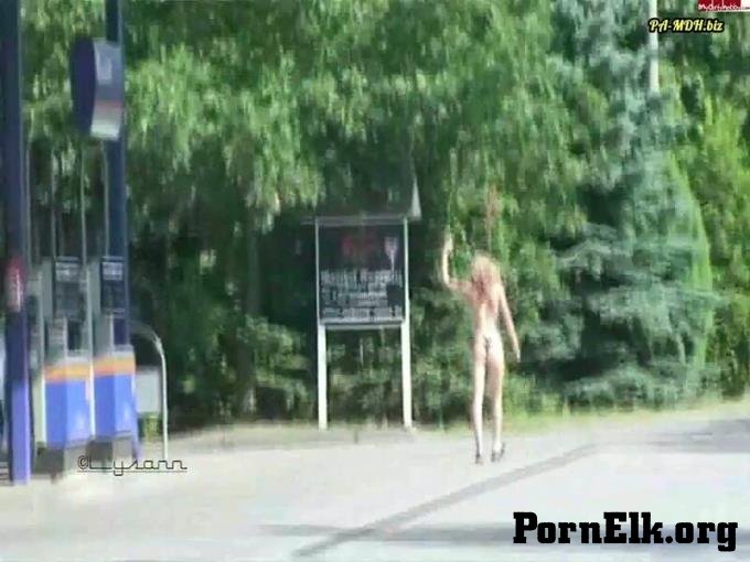 Lysann - Lysann - Nackt an der Tanke  [HD 720]