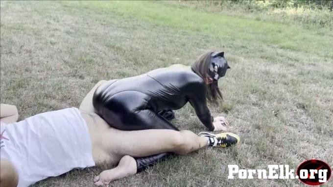 DerPornoBeamte - DerPornoBeamte - Outdoor erwischt - WetWonder im Catsuit komplett ausgeliefert  [FullHD 1080]