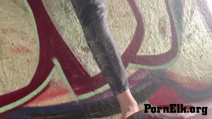 Sadistic Queens - Squishysax - Miss Tiffany Naylor - Brutal Barefoot Ballbusting In Public  [FullHD 1080]