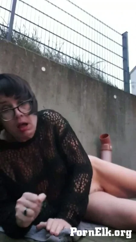 JulieEroticDress - Harte sklavin squirtet im freien  [HD 720]