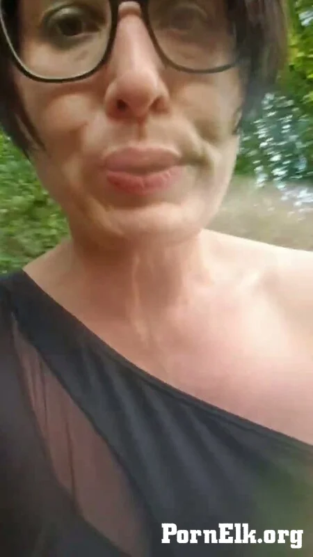 JulieEroticDress - Nackt Fahrrad fahren und Spritzen im Wald  [HD 720]