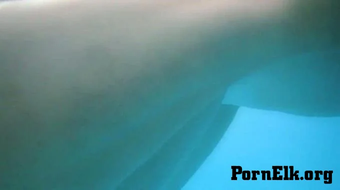 MarryLou69 - Mit meiner Freundin im Pool  [HD 720]