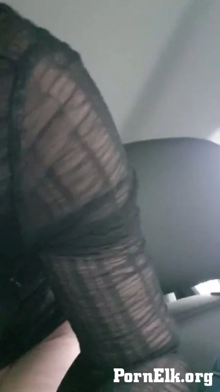 JulieEroticDress - MILF Spritzt Neben Auto Draussen  [HD 720]