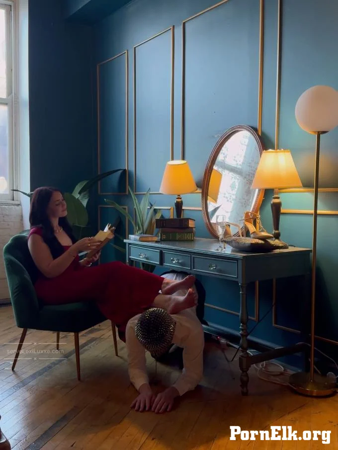 Lexi Luxxe - Silent Commands - Afternoon Reading with My Human Footstool  [4K 2160]