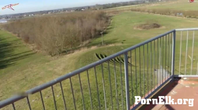 Victoria_Peter - AUSSICHTSTURMFK IN NYLONS UND CHUCKS  [FullHD 1080]