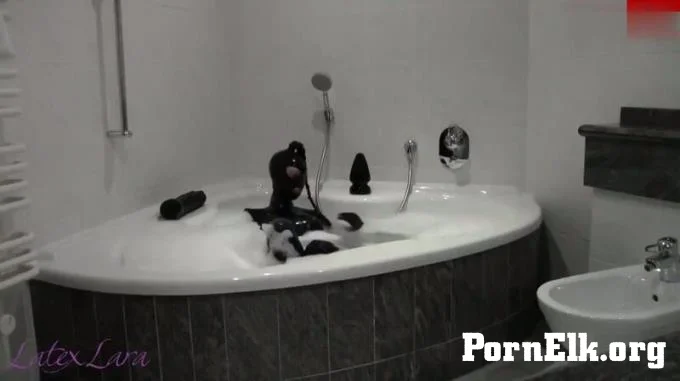 LaraLatex - Lara nimmt ein Bad Part 1  [HD 720]