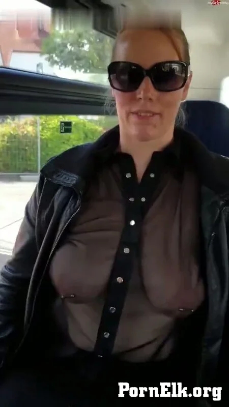 UserBitch - Titten zeigen im Stadtbus  [SD 608]