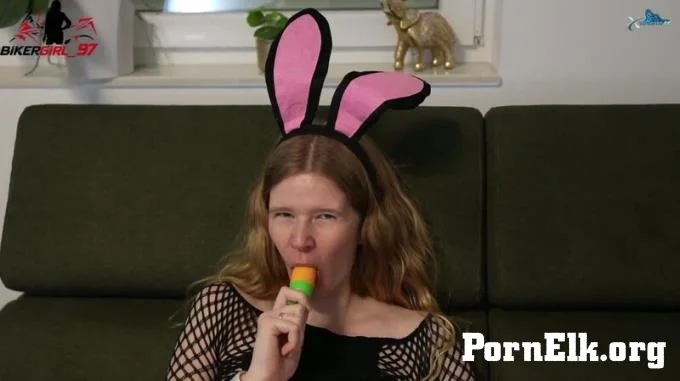 Bikergirl_97 - Osterhaschen masturbiert mit Karotten Vibrator  [FullHD 1080]