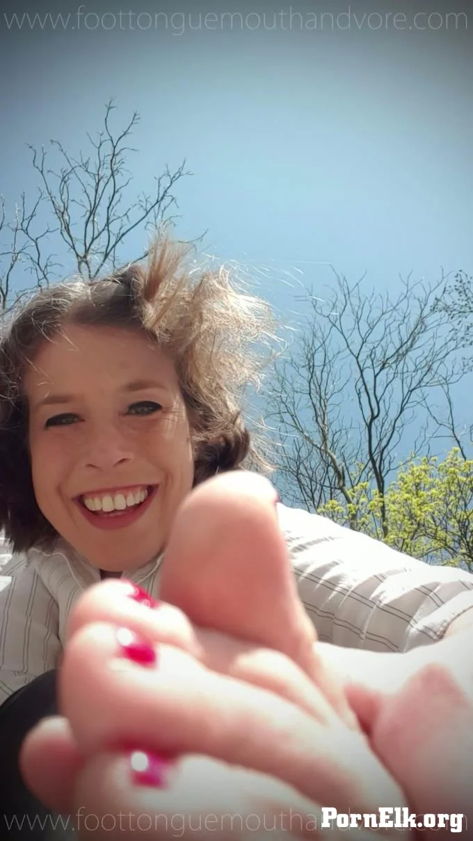 Nora - Humiliates Her Tiny Tinder Date With Her Feet  [FullHD 1080]