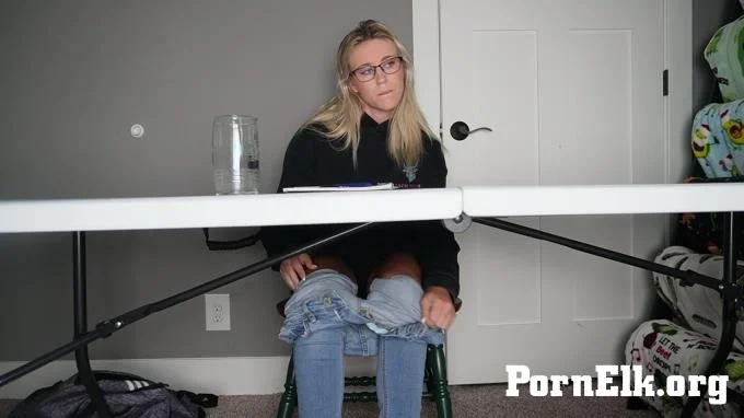 keeks 3005 - Pee Desperation In Class  [FullHD 1080]