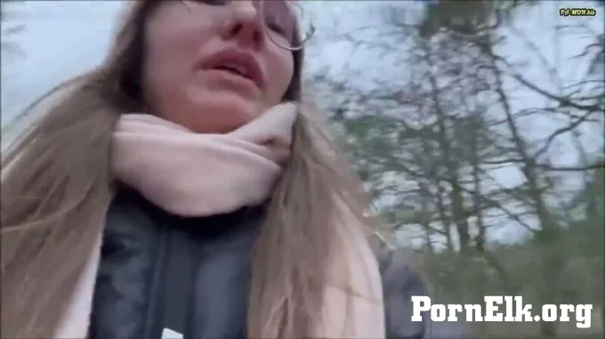 Emmi-Hill - Musste so dringend - Gepisst im Wald  [FullHD 1080]