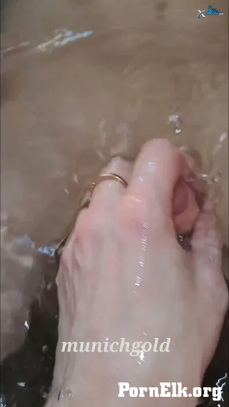 Munichgold - Ruienierter Orgasmus...my New Handjob in Der Badewanne  [FullHD 1080]