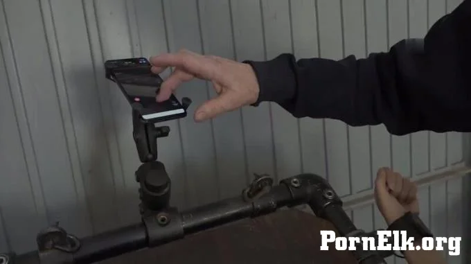 Amateur-Garage - Drei Spielzeuge in der Milfpussy  [FullHD 1080]