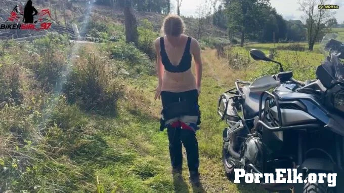 Bikergirl_97 - Hei?e Mini Pisse auf Motorradtour  [FullHD 1080]