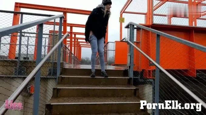 LissLonglegs - Outdoor-Pipi - Kurzer Intensiver Sprenkelstrahl6  [FullHD 1080]