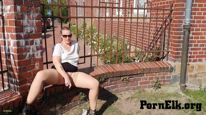 UserBitch - Quicky mit einem Vibrator in der Stadt  [FullHD 1080]
