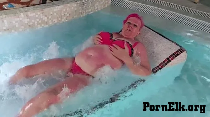 pure-vicky - Reifes schatzchen fingert zum orgasmus im whirlpool  [FullHD 1080]