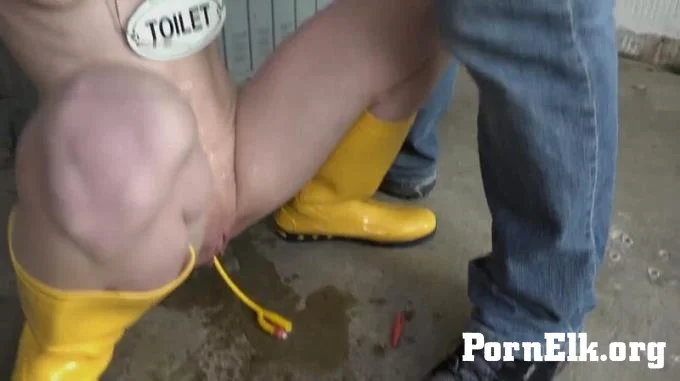 Amateur-Garage - Die Milf darf Pisse trinken  [FullHD 1080]