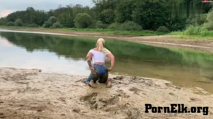 SteffiBlond - Schlamm Piss Spiele am Mohnesee - Die Jeans bekommt die extreme Sauerei  [FullHD 1080]