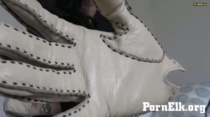 Lady_Victoria_Valente - Beige Lederhandschuhe mit einem starken Leder duft im gesicht  [FullHD 1080]