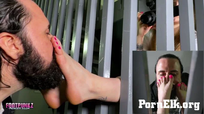 Footpunkz - Bratty Luna Doom Public Foot Worship Outside the Hotel  [FullHD 1080]