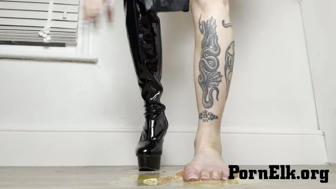 Miss diavola - SPLOSHING EGGS WITH BOOTS AND BARE FEET  [4K 2160]