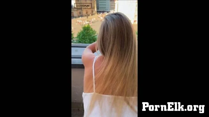 Leonie-pur - Public Orgasmus vor vollem Marktplatz  [FullHD 1080]