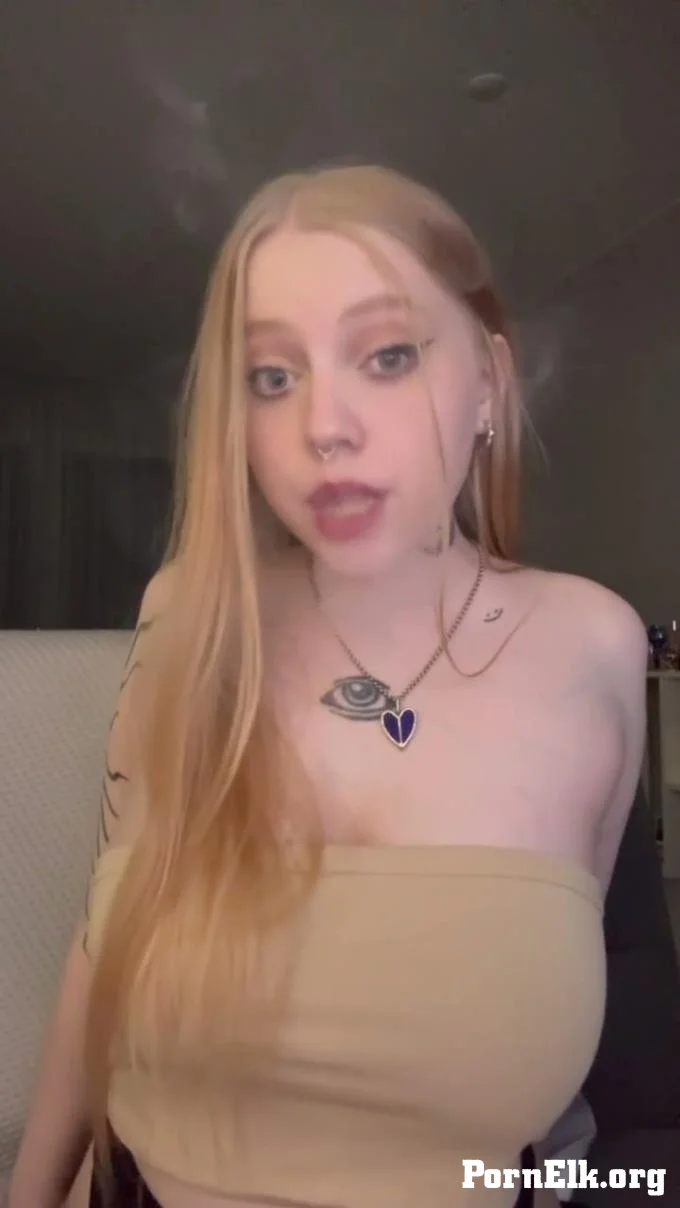 RebeccaHottie - Smoking Vape  [HD 720]