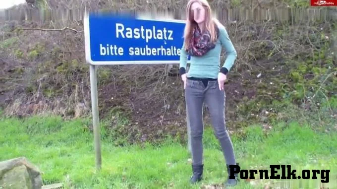 MaryHaze - Public mitten am Rastplatz gepisst  [HD 720]