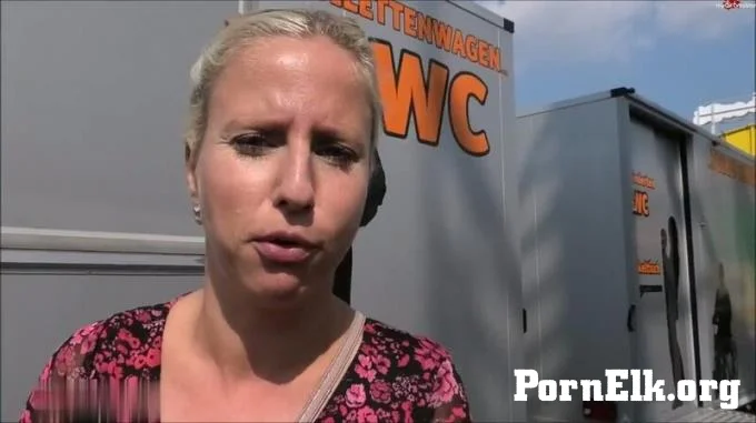 Jana-Schwarz - Kirmes-Toilette besetzt - Dann eben ins Gebusch  [FullHD 1080]