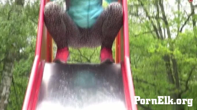 Teeny-Winnie18 - PUBLIC PISSEN AUF DEM SPIELPLATZ  [FullHD 1080]