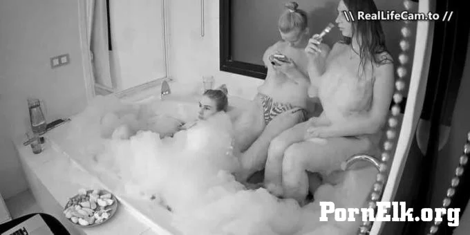 Reallifecam - Guest Girl Make Sexi Bubble Bath 03.10.2026  [SD 624]