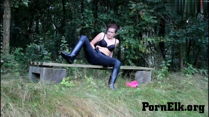 StellaStern - Outdoor in geilen Reitstiefeln und hautenger Wetlookleggings mit Vib...  [FullHD 1080]