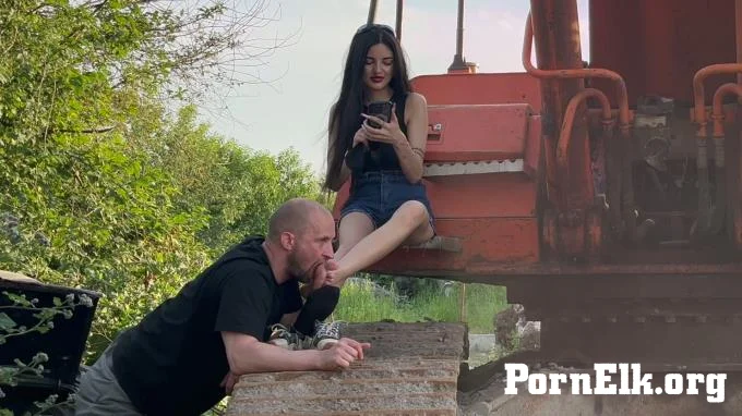 MistressANNET - Eastern Goddesss Forest Throne - Public Foot Worshi  [FullHD 1080]